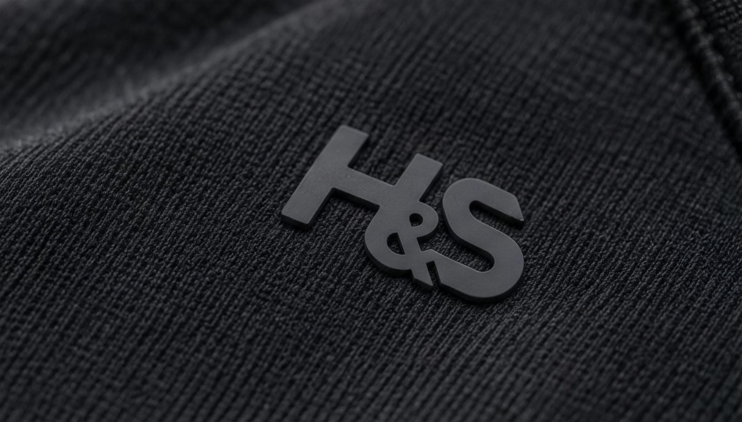 Tonal emblem detail on the Form Bra band